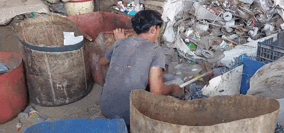 반타르 그방 쓰레기산 주변에 사는 쓰레기 분리 수거업자 수산토씨가 빠른 손놀림으로 쓰레기를 분류하고 있다. 브카시=고찬유 특파원
