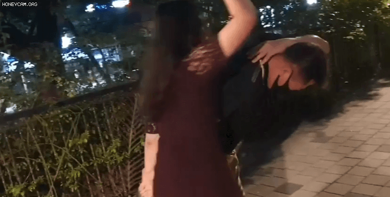 지난 7월30일 서울 성동구의 한 아파트 산책로에서 술에 취한 20대 여성 B(왼쪽)씨가 40대 남성 A씨에게 폭행을 가하는 장면. A씨 제공