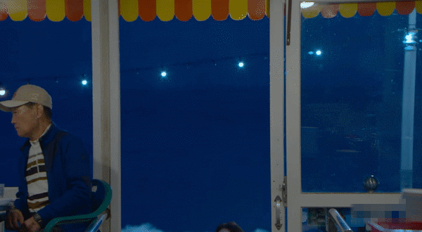 백스피릿에서 배우 한지민이 부산 조개구이집에 들어서는 모습. /넷플릭스 '백스피릿'