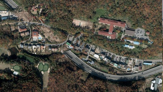 2012년 식품연구원 부지. 연구원 건물 뒤로 산림이 우거졌다. 국토지리정보원