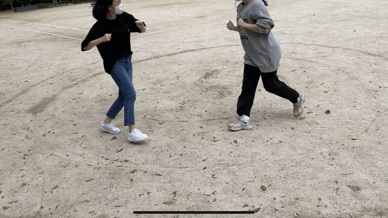 달팽이 놀이를 하고 있는 모습. 달팽이 껍데기 모양을 따라 뛰고, 상대편을 만나면 가위바위보를 해 승자를 정한다.