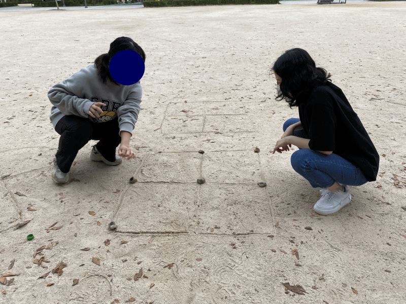 밭고누를 하고 있는 모습. ‘말’인 돌을 전후좌우로 움직이고 있다.&nbsp;