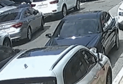 제보자의 차량이 주차된 벤츠를 스치는 장면. (유튜브 '한문철TV' 영상 갈무리) © 뉴스1
