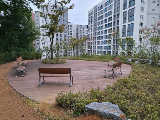 성남시가 백현동에 아파트를 짓게 해 주는 조건으로 받은 '공원' 활용도가 크게 떨어진다. 대체공휴일인 11일에도 공원을 이용하는 주민을 찾아보기 어려웠다. 김원 기자