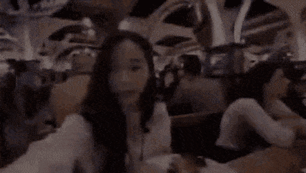 밥 먹고 있는데 와서 눈찢는 행위