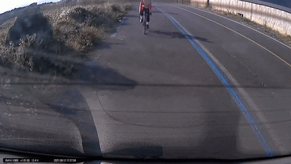 땅을 보고 달리던 자전거 운전자가 주차된 차량 후면을 들이받는 모습./한문철TV