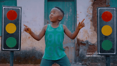 아프리카 어린이들이 넷플릭스 '오징어 게임' 속 장면을 따라하고 있다. (유튜브 채널 갈무리) © 뉴스1