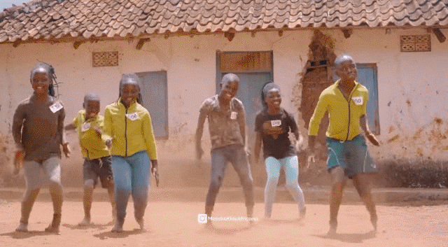 지난 11일 유튜브 채널 ‘마사카 키즈 아프리카나 뮤직’이 올린 영상 중 일부. 참가자로 꾸민 아이들은 대체로 초록색 계열의 옷을 입고 참여했다. 가슴 한편의 번호판이 디테일을 살렸다. 춤은 대체로 자유롭다. /유튜브