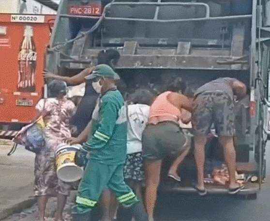 쓰레기 수거 트럭에 매달려 식료품을 뒤지는 브라질 주민들.(영상=브라질 글로부 TV 캡처)