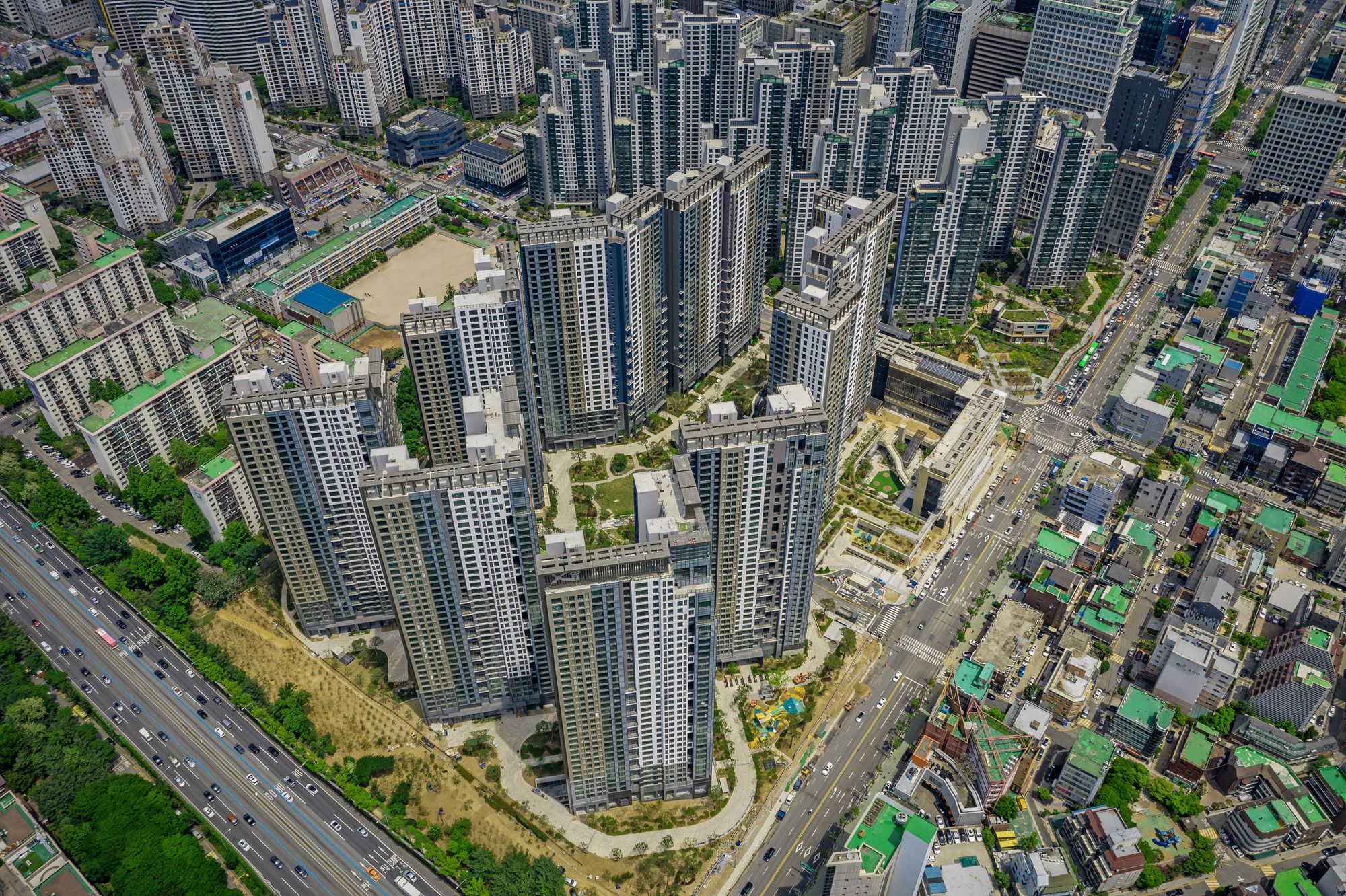 분양가 산정제도가 개편되기 직전 연말까지 전국에 약 14만 가구 공급될 예정이다. 사진은 신축 아파트가 빼곡하게 들어선 서울 서초구 전경. /GS건설