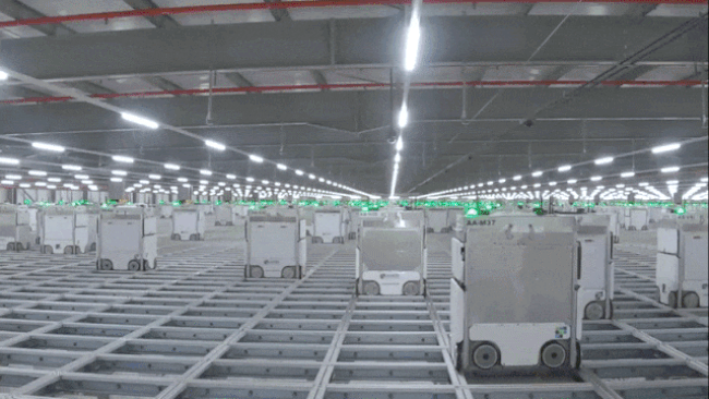 영국 런던 인근의 오카도 중앙물류센터(CFC)에서 로봇들이  하이브(벌집) 라 불리는 물류 창고를 오가며 상품을 나르고 있다. 오카도솔루션 제공