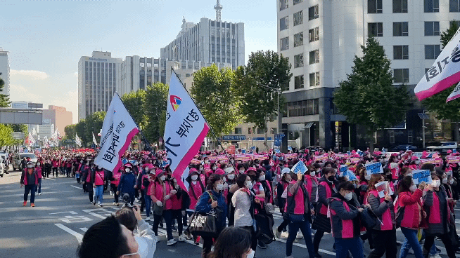 20일 오후 민주노총 조합원들이 서울 서대문역 사거리 도로에서 행진 중이다.(영상=조민정 기자)