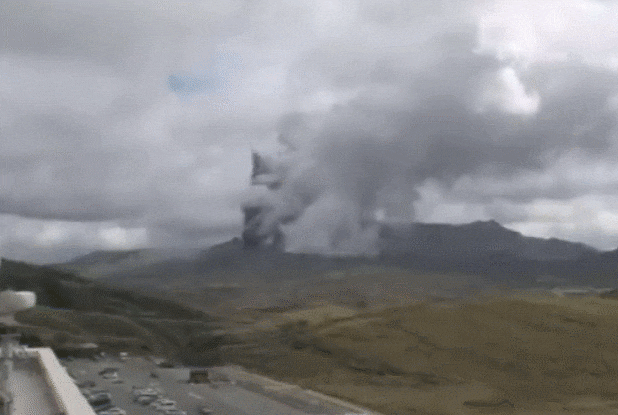 20일 소셜미디어에 올라온 일본 아소산 분화 장면. 특정 배속만큼 빨리 감기한 장면이다. /@Master_Bird_ 트위터