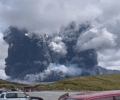 20일 일본 활화산인 아소산이 분화하는 장면. /@tsuka2_ 트위터