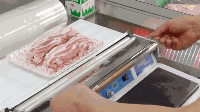 서울의 한 정육점에서 개량형 PE랩을 사용해 포장을 하고 있다. 비교적 재활용이 잘 되는 PE재질의 대체재가 개발됐으나 PVC랩이 여전히 널리 쓰이면서 판로 확보가 쉽지 않다. 김현종 기자