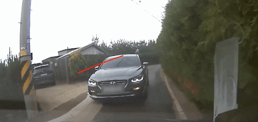 좁은 골목길에서 양보 운전 없이 밀어 붙이는 운전자. (유튜브 '한문철TV' 영상 갈무리) © 뉴스1