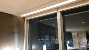 지난 18일 오후 제주시 연동 드림타워 복합리조트 내 그랜드 하얏트 제주 25층 객실 천장에서 물이 흐르고 있다. 제주도청 '도지사 핫라인' 게시판