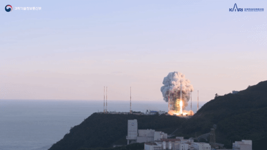 한국형 발사체 누리호가 21일 오후 5시 전남 고흥 나로우주센터에서 발사되는 순간. 과학기술정보통신부 유튜브 영상 화면 갈무리