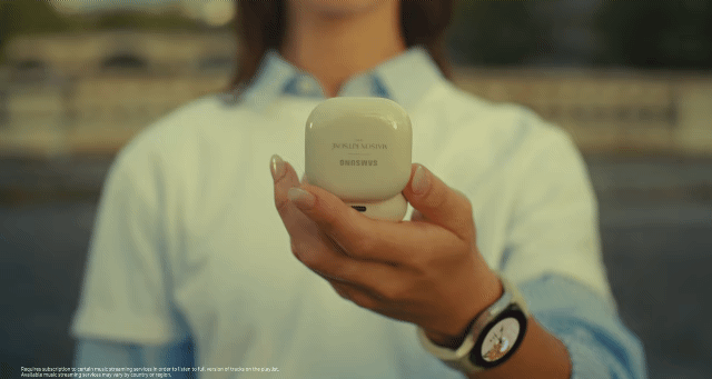 삼성전자 ‘갤럭시버즈2’와 ‘갤럭시워치4’ 메종키츠네 에디션. [삼성전자 제공]