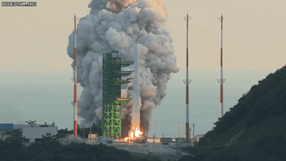 한국형발사체 ‘누리호’가 21일 오후 5시 전남 고흥 나로우주센터 제2발사대에서 발사됐지만 위성의 궤도 안착에 실패했다. 누리호는 내년 5월 2차 발사가 예정돼 있다. 누리호가 제2발사대에서 힘차게 비상하고 있다. [한국항공우주연구원 제공]