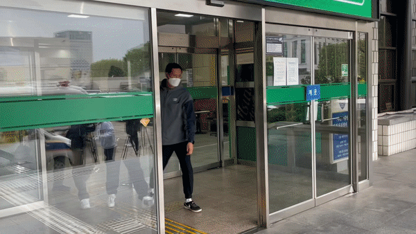 무면허 운전과 음주측정 거부·경찰관 폭행 등 혐의로 구속된 장제원 국민의힘 의원의 아들 장용준(21·예명 노엘)이 10월 19일 구속 송치되고 있다.(영상=김대연 기자)