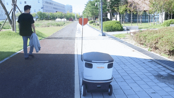 자율주행 배달로봇 ‘뉴비’가 사람을 피하는 장면.  2021.10.14 / © 뉴스1 김근욱 기자