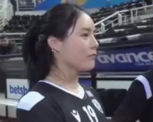 그리스 리그 데뷔전을 치른 이다영 선수가 V자 포즈를 하며 활짝 웃고있다. /영상=그리스 배구 PAOK 테살로니키 구단 공식 인스타그램