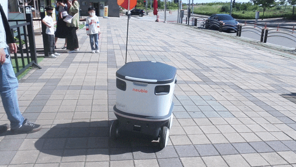자율주행 스타트업 ‘뉴빌리티’가 출시한 배달로봇 모델 ‘뉴비’. 2021.10.14 / © 뉴스1 김근욱 기자