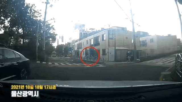 지난 18일 울산의 한 스쿨존에서 발생한 사고 영상.  / 영상=한문철TV
