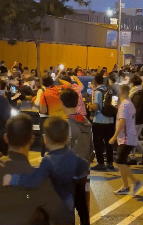 스페인 프리메라리가 바르셀로나가 25일(한국시각) 레알 마드리드와의 '엘 클라시코'에서 1-2로 패했다. 로날드 쿠만 바르셀로나 감독은 경기 이후 분노한 바르샤 팬들이 차를 가로막아 경기장을 떠나는데 어려움을 겪었다. /사진= 트위터 캡쳐