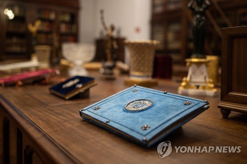 Gray palace 이미지