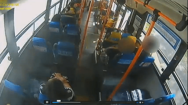 대전 유성구 한 시내버스에서 지난 8월 운행 중 의자에 앉아있던 한 승객이 바닥으로 떨어졌다. 경찰은 버스 운전자에게 잘못이 있다고 판단했지만 버스 운전자는 억울해했다. 영상은 다리를 꼬던 승객이 바닥으로 떨어진 장면. /영상=한문철 TV