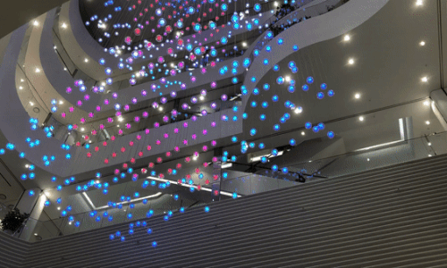 29일 정식 오픈한 AK플라자 광명점에 국내 최대 규모의 ‘키네틱 아트(Kinetic art)’가 설치돼 있다. 매시 정각이 되면 음악에 맞춰 전구들이 움직이는 모습을 볼 수 있다. 지하 2층에서 올려다본 키네틱 아트의 공간연출이 쇼핑의 즐거움을 한층 배가시킨다. 오연주 기자