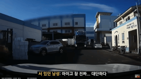 한 화물차가 주차된 SUV차량을 그대로 밀어버리고 있다. /영상=한문철tv