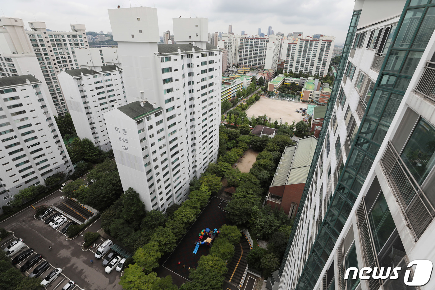 리모델링 조합설립 인가를 받은 서울 용산구 이촌동 코오롱아파트 모습. (자료사진) 2021.8.25/뉴스1 © News1 박정호 기자