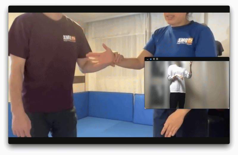 손 혹은 팔목을 잡혀 제압당하는 상황에서 두 팔을 빼내는 방법을 배우고 있다. 사진=정윤영 기자