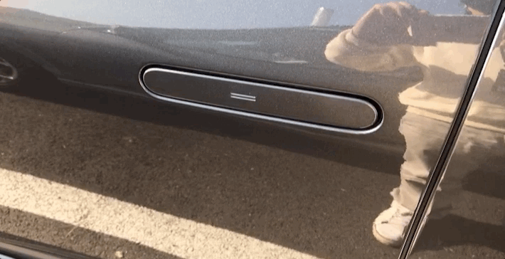 '페이스 커넥트 기능'을 활용해 스마트키 없이 도어 잠금을 해제하는 모습. ⓒ데일리안 박영국 기자