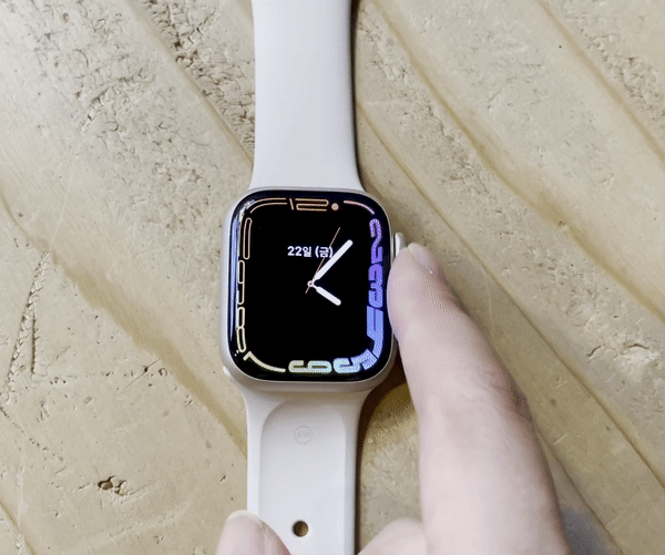 디지털 크라운을 돌리면 물이 흐르는 듯 숫자가 흐르는 듯한 느낌을 주는 윤곽 모드와 다양한 정보를 한 눈에 볼 수 있는 모듈 듀오 페이스. 인물사진으로 페이스를 설정하면 인물만 확대할 수 있다. /사진=백유진 기자 byj@