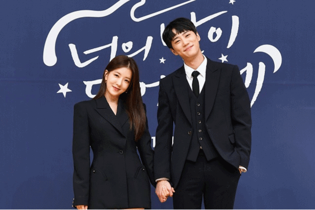 정인선과 이준영이 5일 열린 SBS 새 일요드라마 '너의 밤이 되어줄게' 제작발표회 이후 열린 포토타임에서 손을 잡는 포즈를 취하고 있다. /SBS 제공