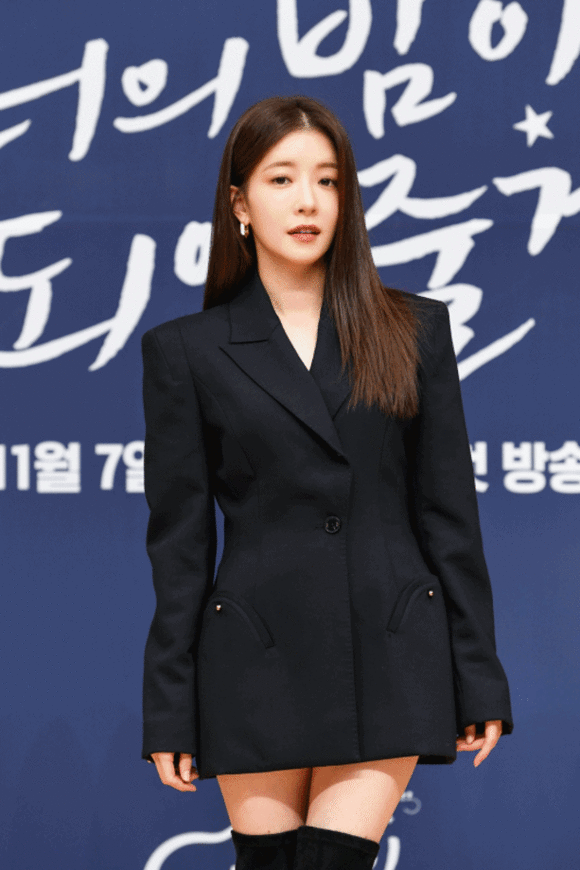 정인선은 '너의 밤이 되어줄게'에서 5인조 아이돌 밴드 그룹 루나의 '사짜' 주치의 인윤주로 분해 사랑스러운 매력을 선보일 예정이다. /SBS 제공