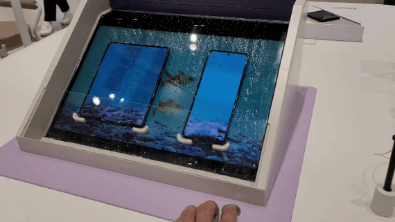 8일 방문한 삼성 디지털프라자 홍대점. 체험존에는 갤럭시Z폴드3·갤럭시Z플립3의 방수 기능을 체험할 수 있는 곳도 마련돼 있다. 김준혁 기자.