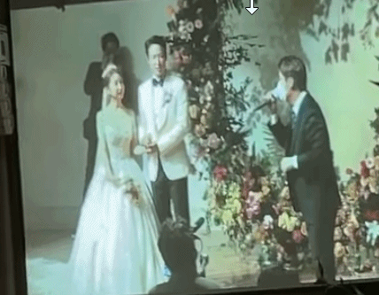 이지훈 부부 결혼식에서 축가를 부르는 임창정/사진=강예원 인스타그램 캡처