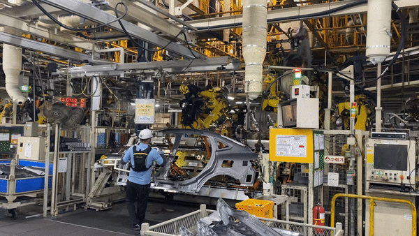 르노삼성자동차 부산공장에서 노동자가 차제 조립 작업을 하고 있다. /영상=나은수 기자 curymero0311@