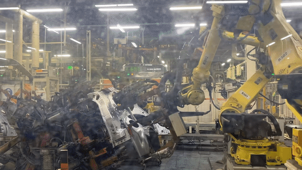 운송용 로봇이 차체를 옮기는 모습. /사진=나은수 기자 curymero0311@