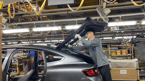 조립공장에서 부품을 조립하는 모습. /사진=나은수 기자 curymero0311@