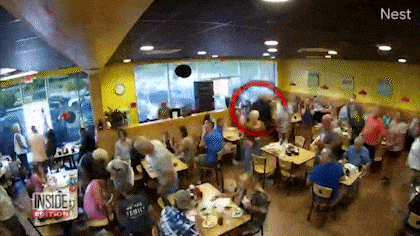 메이저 힐라드가 식당을 나가 차안에서 '라이프백'을 가지고 들어오는 모습. [인사이드에디션 캡처]