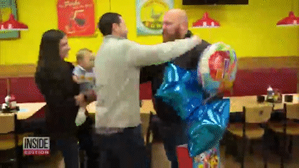 건강한 가브리엘군을 안은 부모가 힐라드에 감사를 전하고 있다. [인사이드에디션 캡처]