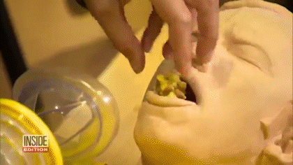 '라이프백' 시연 장면과 레스토랑 손님들이 가브리엘군의 어머니 제인을 위로하고 있는 모습. [인사이드에디션 캡처]