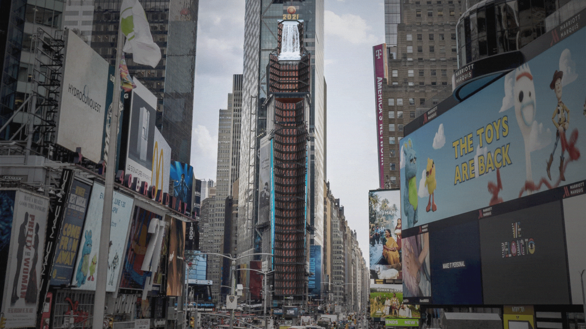 지난 7월 뉴욕 타임스스퀘어 한폭판에서 102m 거대한 폭포가 쏟아지는 듯한 풍경이 연출됐다. 한국 디자인 회사 디스트릭트가 만든 미디어 작품 '워터폴'이었다. 영상은 1분에 걸쳐 쏟아지는 폭포 영상을 빨리 감기한 것이다. /디스트릭트