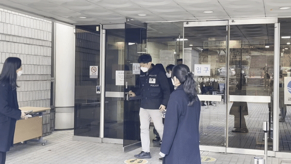 세 살 의붓아들을 때려 숨지게 한 혐의를 받는 30대 여성이 23일 오후 3시 10분 서울중앙지법 구속 전 피의자심문(영장실질심사)을 마치고 법정에서 빠져 나오고 있다. (영상=김대연 기자)